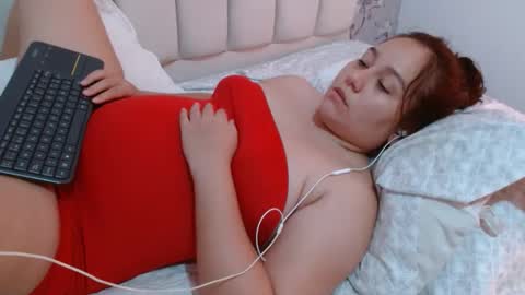 Snapshot of laura_d23 chatting on December 14, 5:29 am laura online show from December 14, 5:29 am