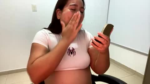 Snapshot of laura_d23 chatting on October 22, 11:21 pm laura online show from October 22, 11:21 pm