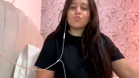 Snapshot of laura_d23 chatting on December 28, 5:02 am laura online show from December 28, 5:02 am