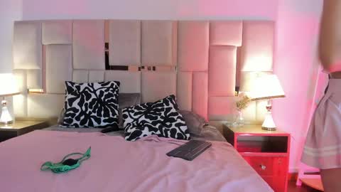 laura_dicardy online show from June 4, 2:43 pm
