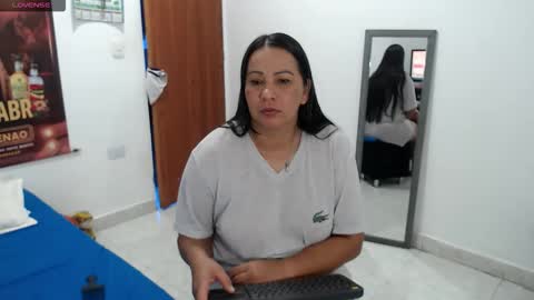 laura_foxx2379 online show from May 3, 5:49 pm
