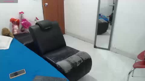 Snapshot of laura_foxx2379 chatting on October 15, 2:25 am laura_foxx2379 online show from October 15, 2:25 am