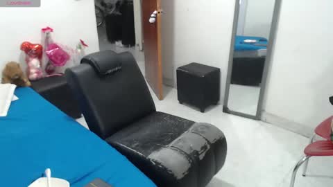 Snapshot of laura_foxx2379 chatting on October 21, 1:20 am laura_foxx2379 online show from October 21, 1:20 am