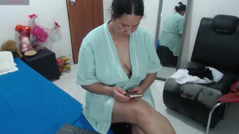 Snapshot of laura_foxx2379 chatting on October 10, 12:59 am laura_foxx2379 online show from October 10, 12:59 am