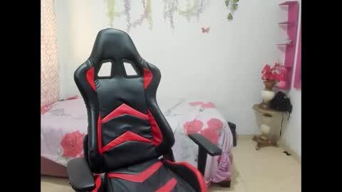laura_hon11 online show from May 7, 1:59 pm