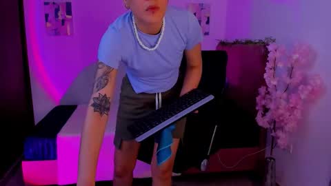 Laura Rose online show from November 5, 9:20 pm