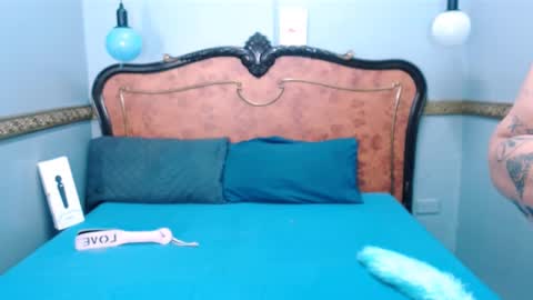 Snapshot of laura_riley chatting on February 26, 2:30 am Laura online show from February 26, 2:30 am
