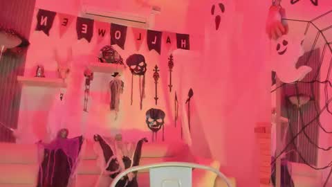 Snapshot of laurah_hill chatting on October 11, 3:26 pm Lau online show from October 11, 3:26 pm