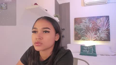 Snapshot of laurah_hill chatting on October 29, 12:42 pm Lau online show from October 29, 12:42 pm