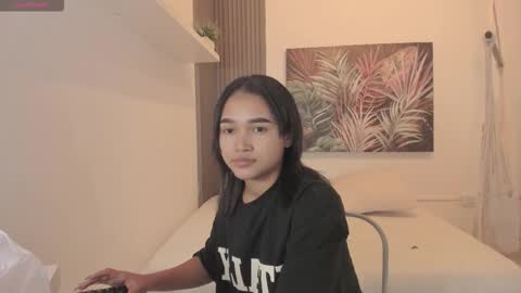 Snapshot of laurah_hill chatting on October 16, 1:14 pm Lau online show from October 16, 1:14 pm