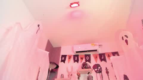 Snapshot of laurah_hill chatting on October 13, 12:08 pm Lau online show from October 13, 12:08 pm