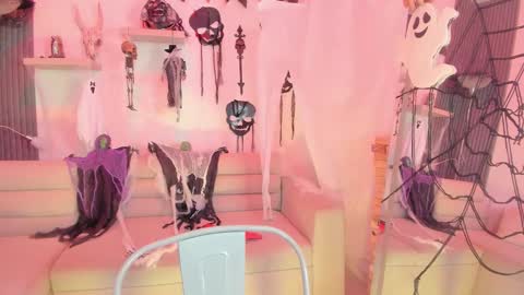 Snapshot of laurah_hill chatting on October 15, 12:19 pm Lau online show from October 15, 12:19 pm