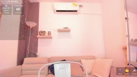 Snapshot of laurah_hill chatting on October 7, 12:20 pm Lau online show from October 7, 12:20 pm