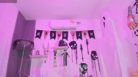 Snapshot of laurah_hill chatting on October 27, 12:22 pm Lau online show from October 27, 12:22 pm