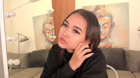 Snapshot of laurah_hill chatting on October 31, 12:53 pm Lau online show from October 31, 12:53 pm