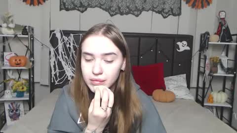 LauraHlot online show from November 15, 7:15 pm