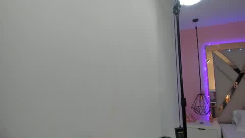 laura  online show from February 28, 6:18 pm