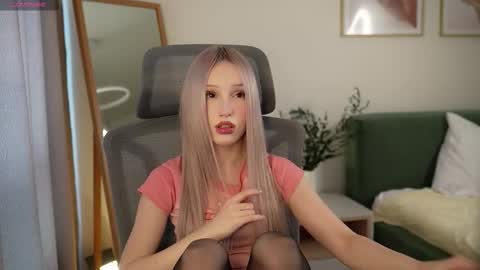 Snapshot of lauramusk chatting on October 17, 8:06 am Laura online show from October 17, 8:06 am