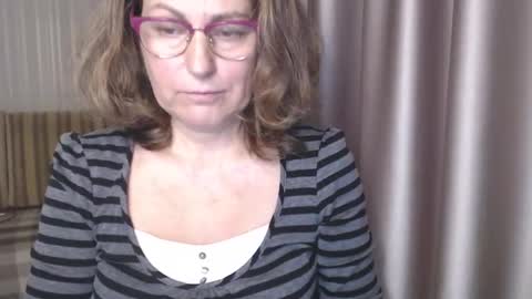 Lauraoven1 online show from December 12, 8:36 am