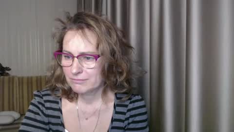 Lauraoven1 online show from December 17, 6:42 pm