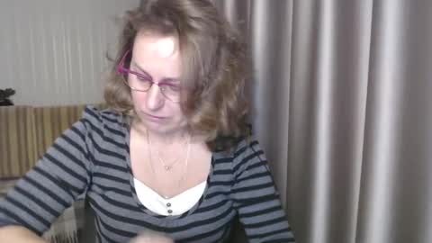 Lauraoven1 online show from December 17, 7:29 am
