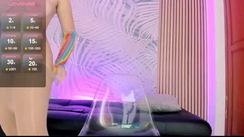 Laura online show from December 10, 2:06 pm