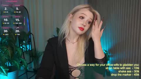 Snapshot of laurawifeness chatting on September 19, 6:56 am  Laura  online show from September 19, 6:56 am