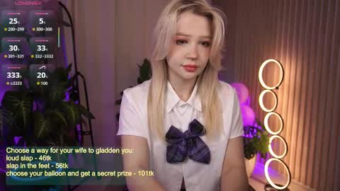 Snapshot of laurawifeness chatting on October 2, 6:18 am  Laura  online show from October 2, 6:18 am