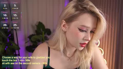 Snapshot of laurawifeness chatting on October 5, 6:29 am  Laura  online show from October 5, 6:29 am