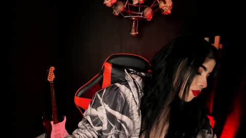 Snapshot of laurenrousexx chatting on December 11, 4:18 am LAUREN INDEPENDENT MODEL HELP ME REACH 100 LIKES PLS online show from December 11, 4:18 am