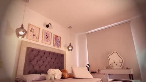 Snapshot of laurensaenz chatting on October 10, 12:32 pm Lauren Saenz online show from October 10, 12:32 pm