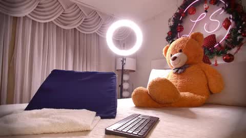 Lauren Saenz online show from December 28, 12:03 pm