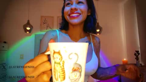 Snapshot of laurensaenz chatting on October 16, 12:30 pm Lauren Saenz online show from October 16, 12:30 pm