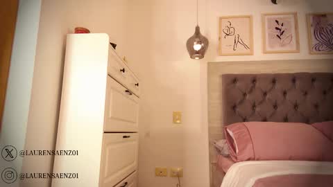 Snapshot of laurensaenz chatting on October 3, 12:32 pm Lauren Saenz online show from October 3, 12:32 pm