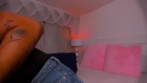 Snapshot of laurensaenz chatting on September 19, 12:26 pm Lauren Saenz online show from September 19, 12:26 pm