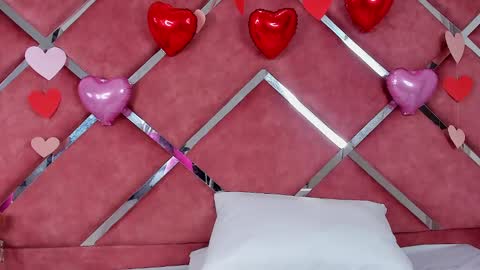 Snapshot of lauryjonson_ chatting on February 14, 8:05 pm LauryJonson  online show from February 14, 8:05 pm