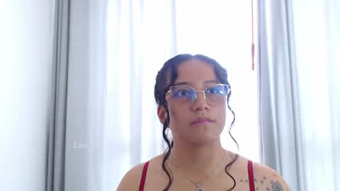 Snapshot of lauu_jones chatting on October 23, 7:42 pm Laura online show from October 23, 7:42 pm