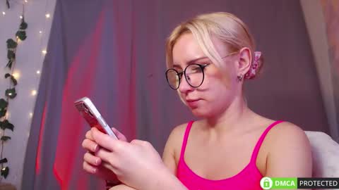 Mia online show from March 15, 11:45 am