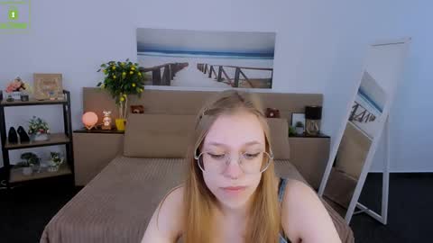 Snapshot of layriantavee chatting on March 6, 7:14 am layriantavee online show from March 6, 7:14 am
