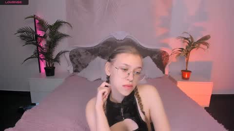 Snapshot of layriantavee chatting on December 13, 7:15 am layriantavee online show from December 13, 7:15 am