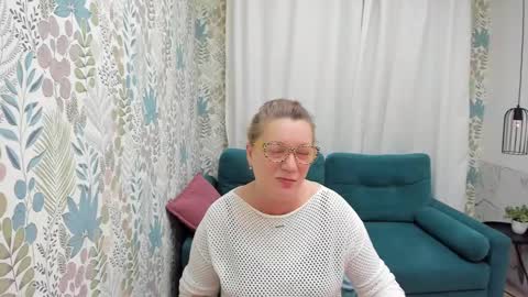 Snapshot of lea_fruit chatting on March 2, 5:12 am Lea online show from March 2, 5:12 am