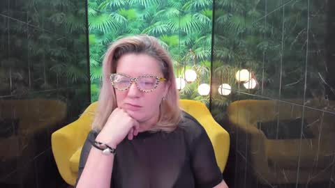 Snapshot of lea_fruit chatting on January 2, 5:03 am Lea online show from January 2, 5:03 am
