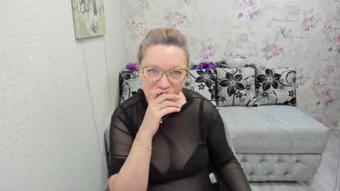 Snapshot of lea_fruit chatting on January 12, 6:17 am Lea online show from January 12, 6:17 am
