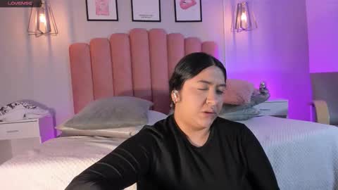 Snapshot of leah_bensoon chatting on November 1, 4:44 pm Leah online show from November 1, 4:44 pm