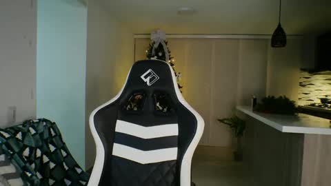 leah_cute3 online show from December 18, 5:45 am