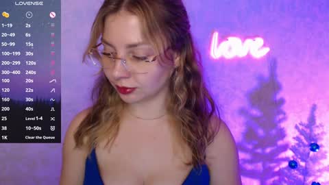 Snapshot of leahbarton chatting on December 11, 2:44 pm Leah Barton online show from December 11, 2:44 pm