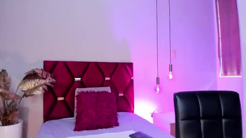 Leah Carter online show from February 18, 6:39 pm