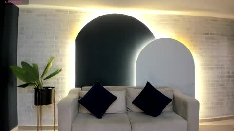 leahnovac online show from September 30, 11:05 am