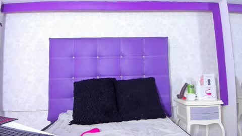 leamoreau__ online show from November 14, 11:43 am