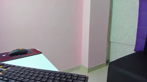 leamoreau__ online show from November 2, 12:52 pm